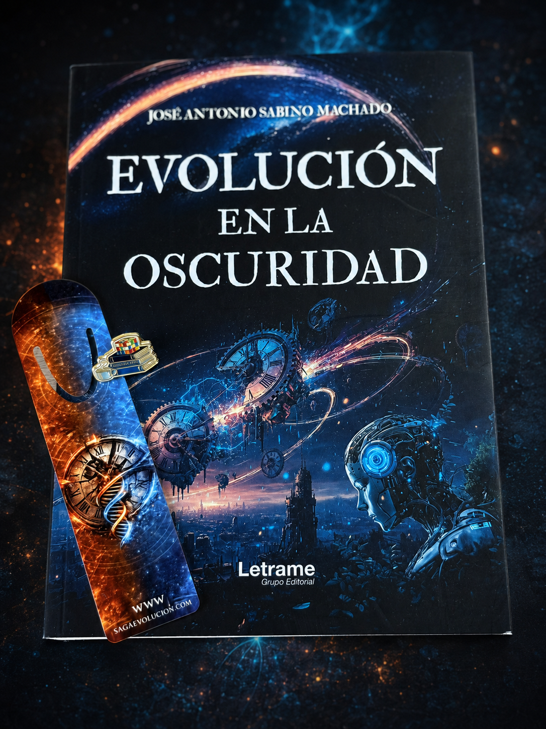 Evolución en la Oscuridad con pin y marcapáginas